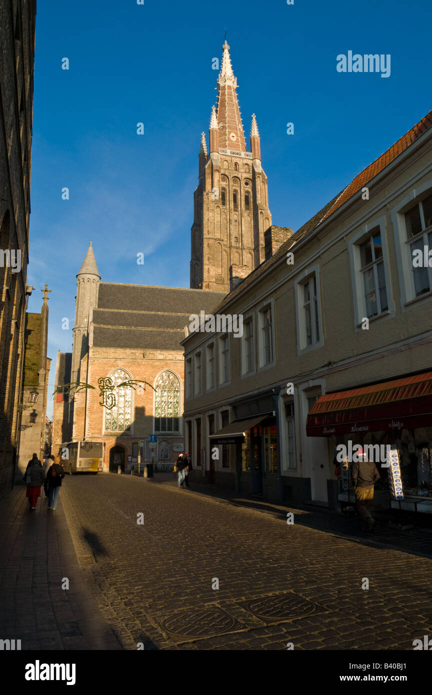 Eine Straße in Brügge mit vie auf Kathedrale Notre-Dame Stockfoto