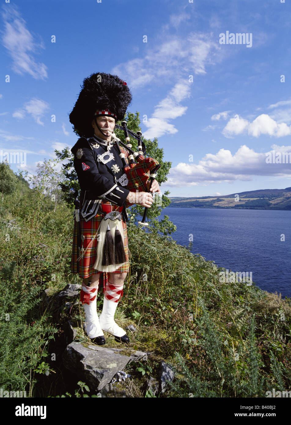 dh Schottischer Dudelsack LOCH NESS INVERNESSSHIRE Traditioneller Highlander Dudelsack Tartan Kilt scotland Dudelsackspieler kleiden einen Dudelsackspieler in den Highlands Stockfoto