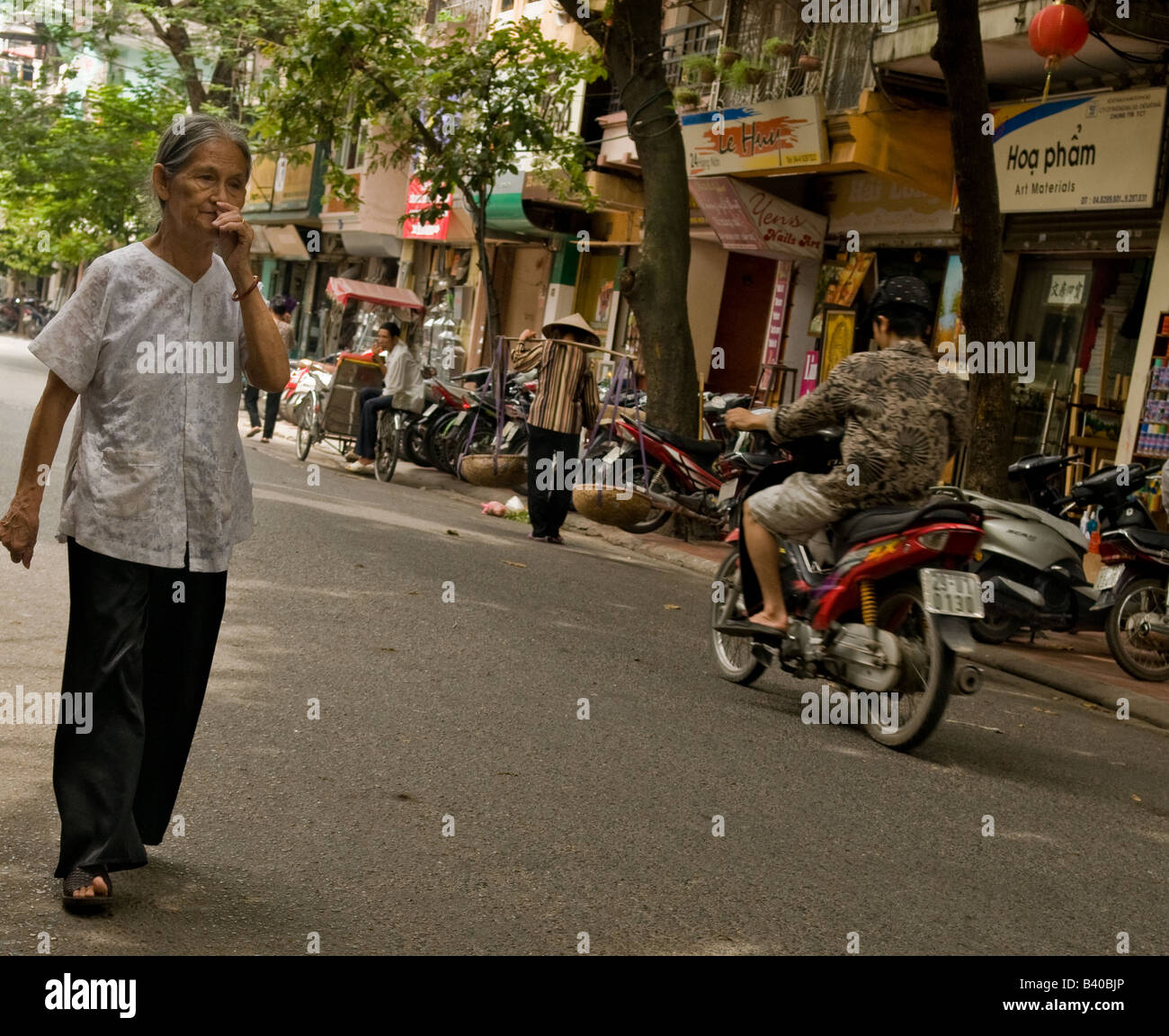 Straßenszene in der Innenstadt von Hanoi, Vietnam Stockfoto