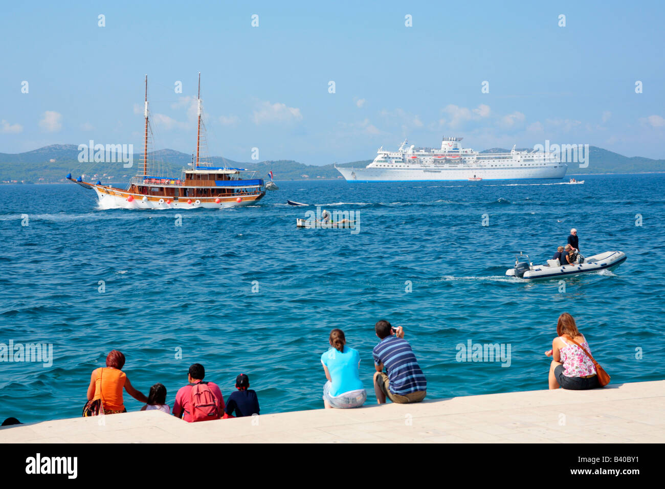 Uferpromenade von Zadar, in den Hintergrund-Insel Ugljan, Kroatien, Osteuropa Stockfoto
