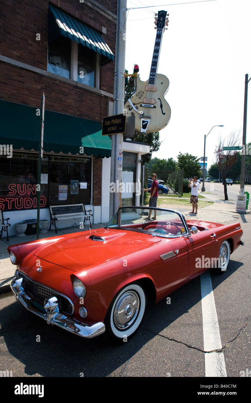 Roten Ford Thunderbird und Sun Studio mit Gibson-Gitarre-Motiv Memphis Tennessee Stockfoto