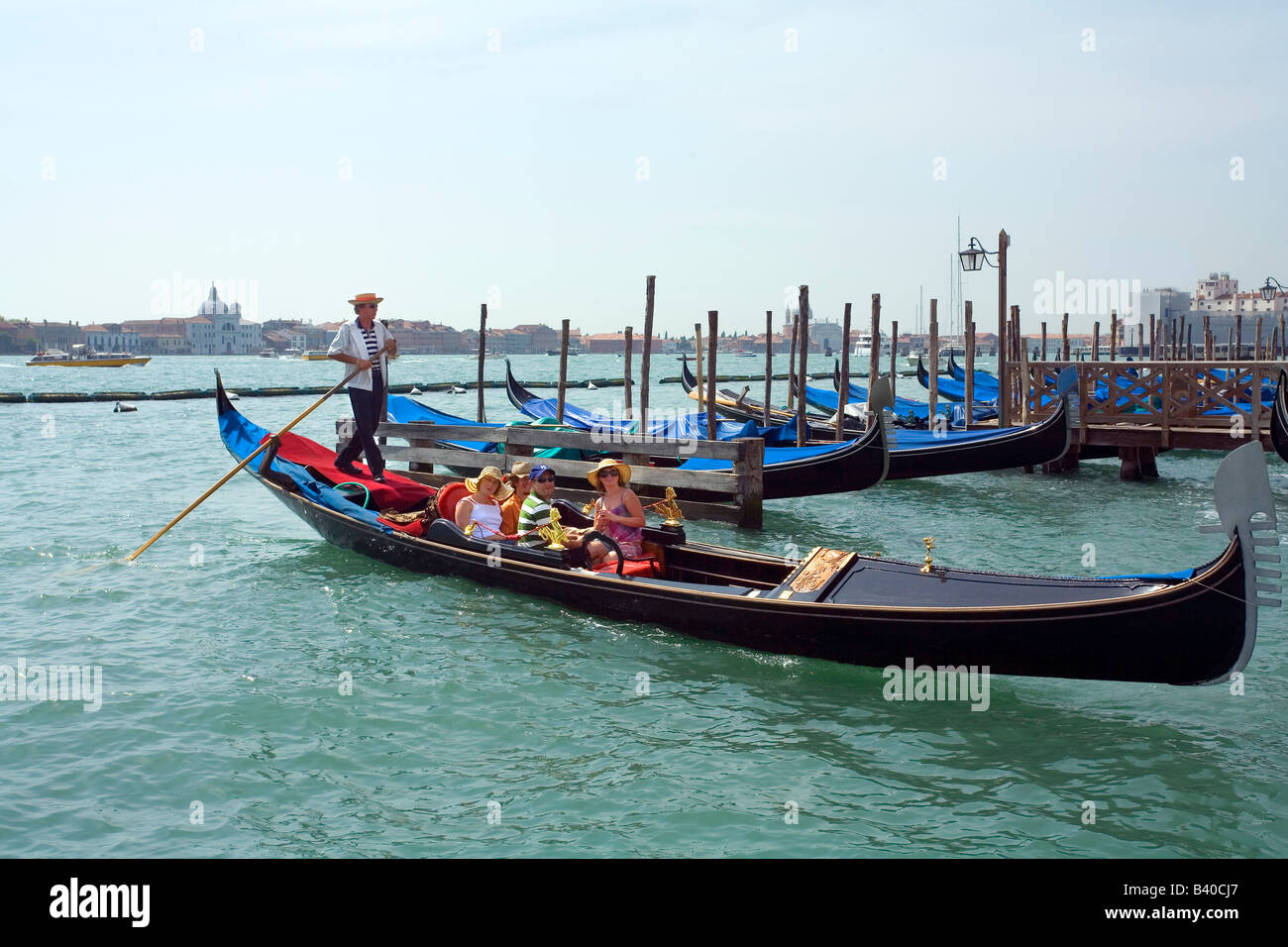 Reiten in einer Gondel in der Nähe von St Marks in Venedig Italien Stockfoto