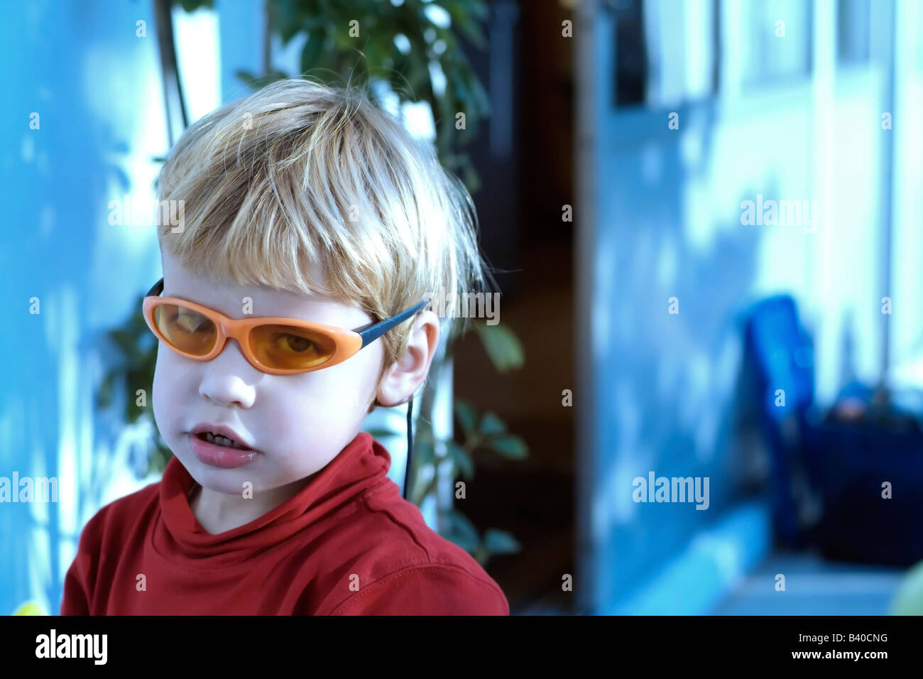 Junge mit Sonnenbrille Stockfoto