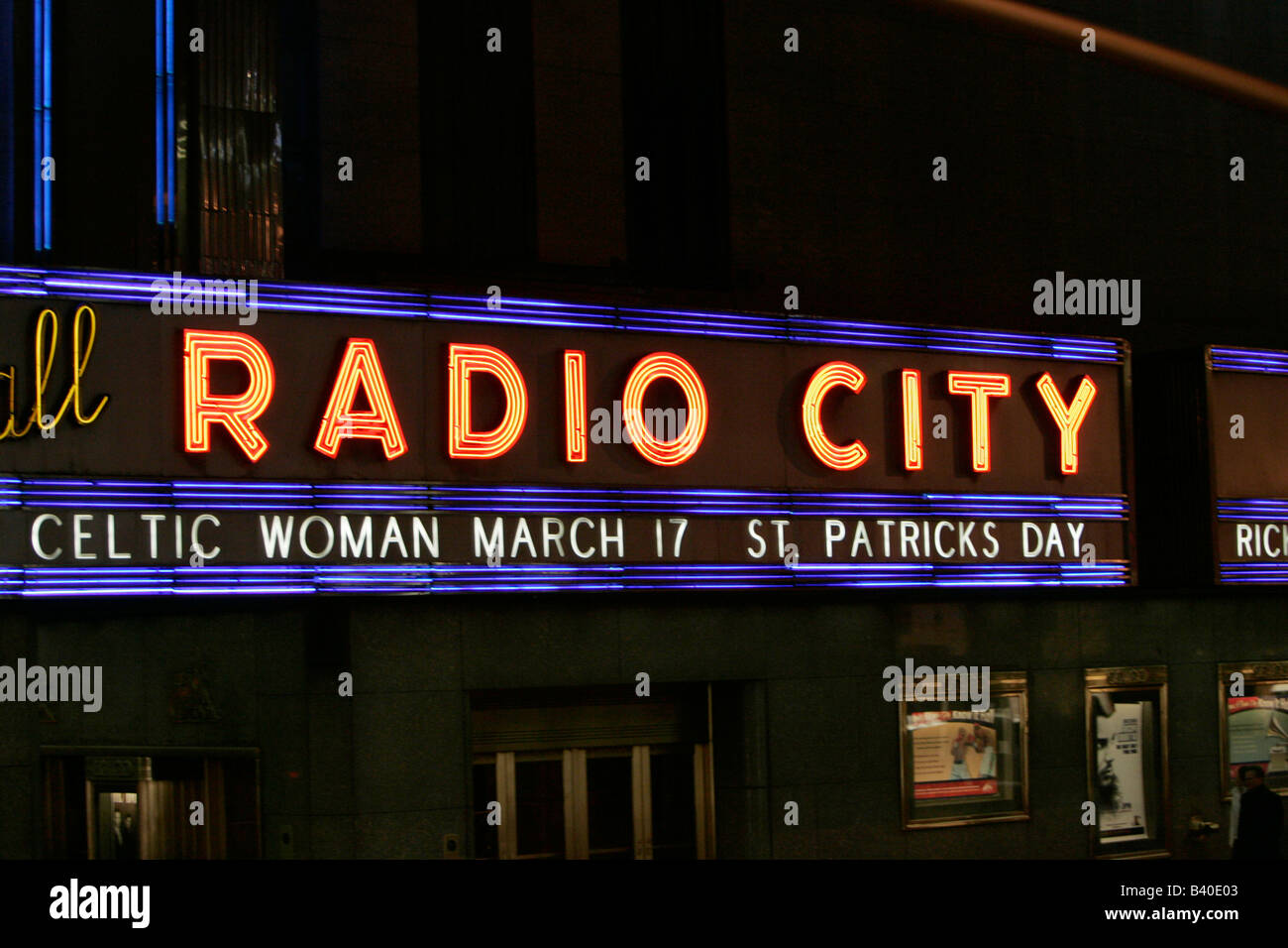 Radio City Leuchtreklame Nachtbeleuchtung mit St. Patricks Tag Datum auf New York City New York USA Stockfoto