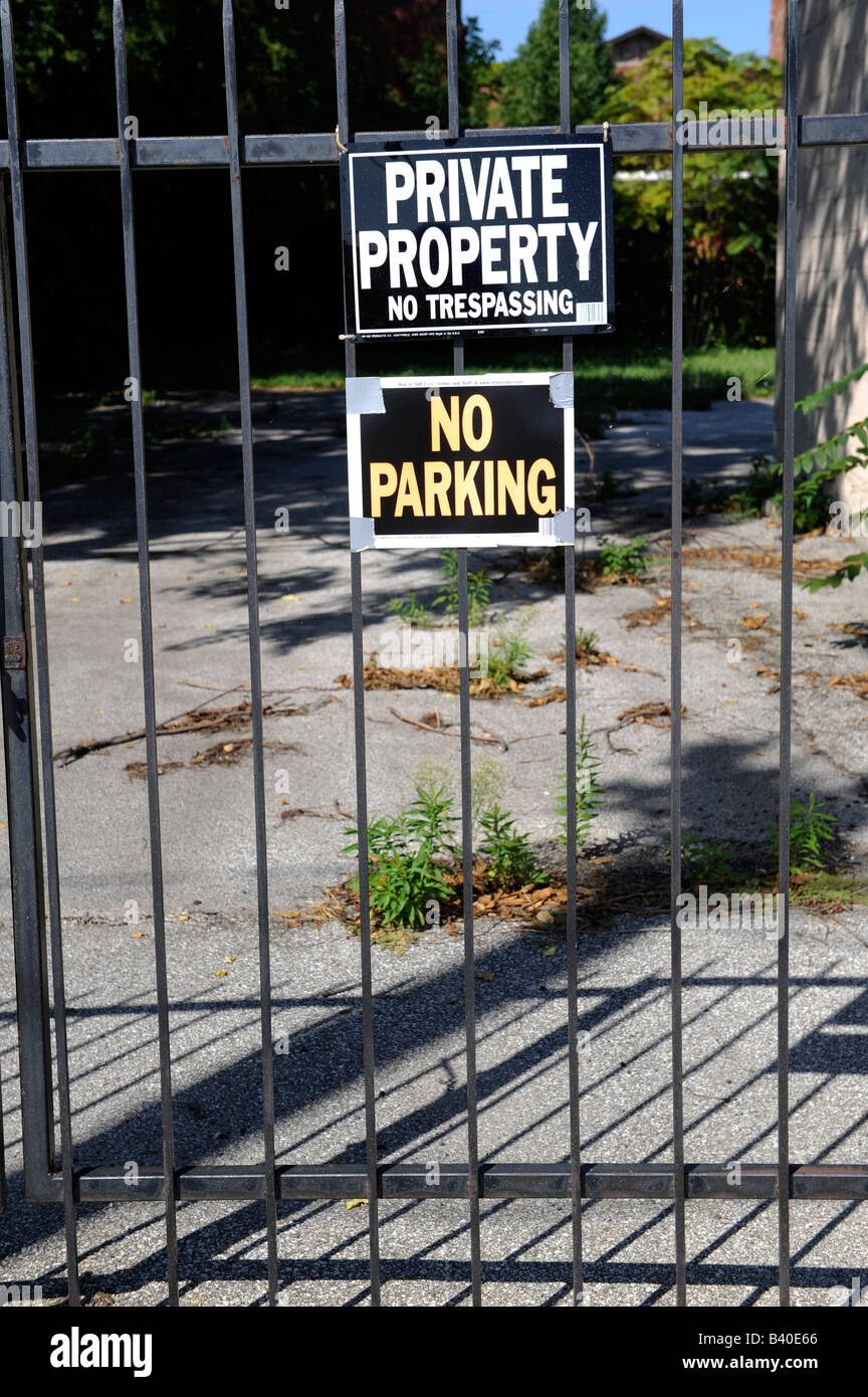 Privates Eigentum kein Hausfriedensbruch Parkplatz anmelden Tor Stockfoto