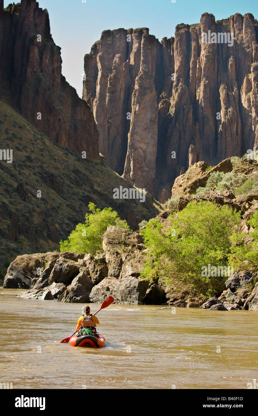 Idaho oberen Owyhee River Lone Kajakfahrer schwimmt in den Canyon Klippen Herr Stockfoto