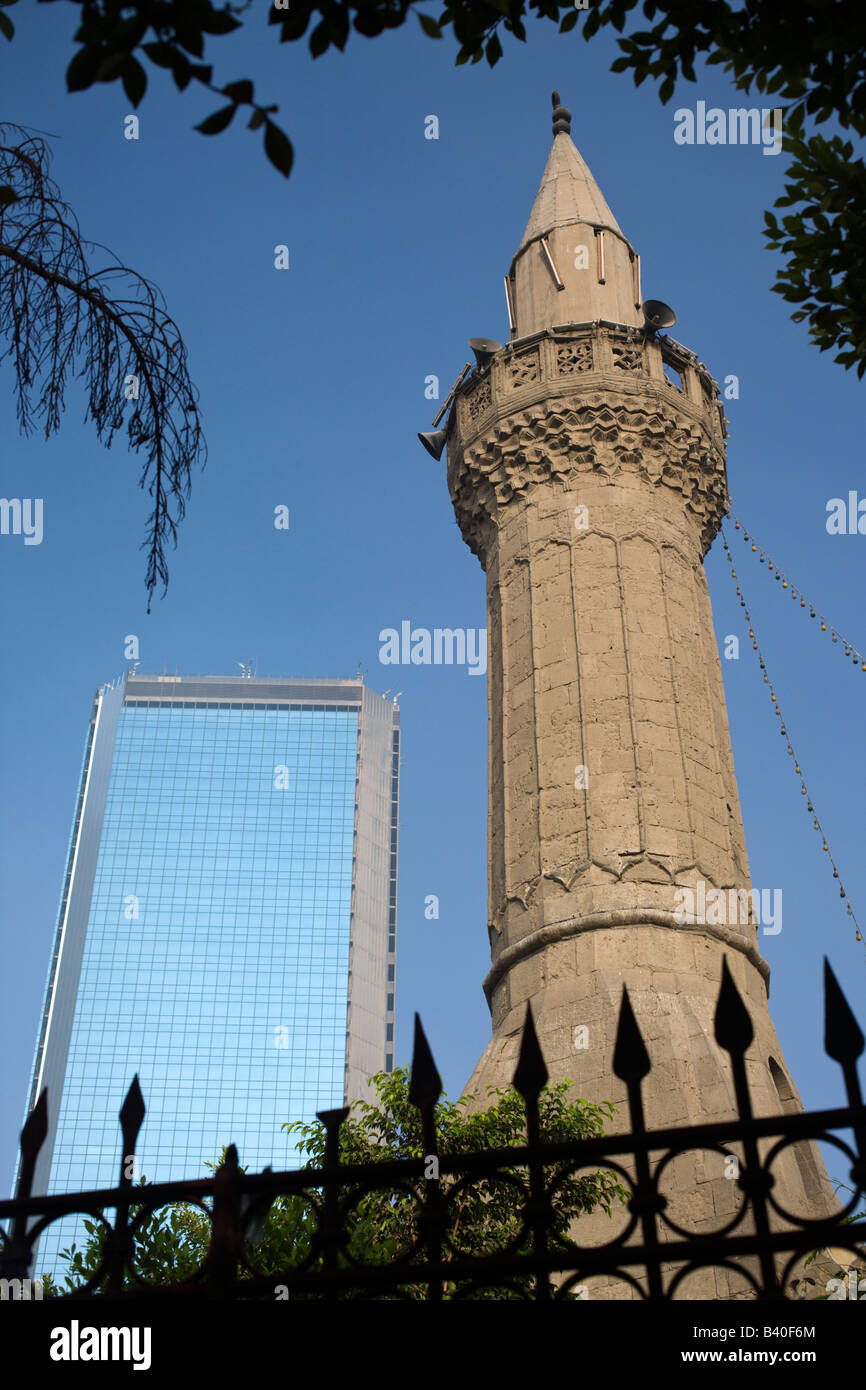 Sykscraper und Minarett, Sinan Pasha Moschee, Bulaq, Kairo, Ägypten Stockfoto