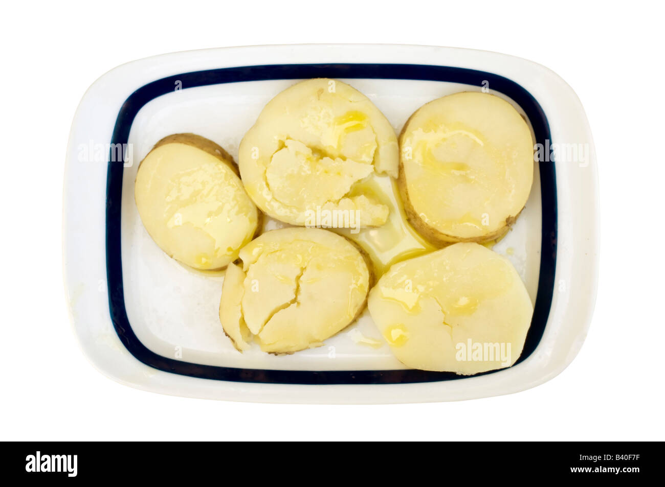 ein Tablett mit gesunden gekochte Kartoffeln mit Olivenöl Stockfoto