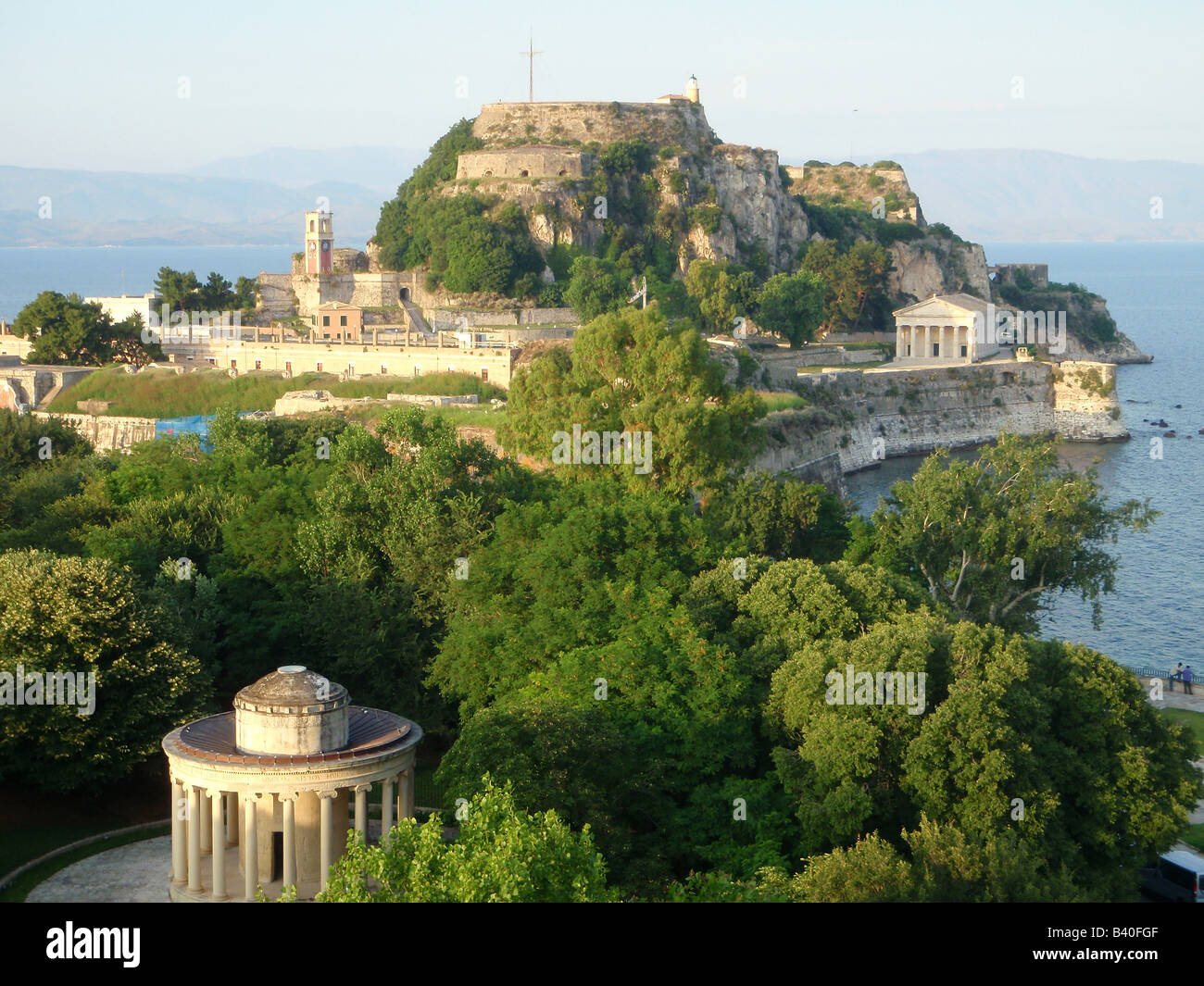 Blick hinunter auf Korfu-Stadt, Insel Korfu, Griechenland. Stockfoto