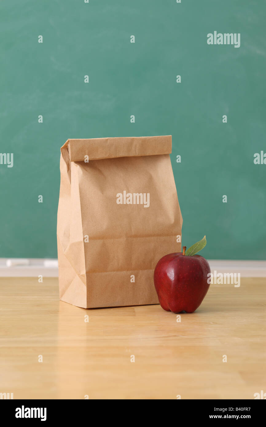 Schule Bildung Stillleben mit Apfel und Papier Tasche Tafel Hintergrund Stockfoto