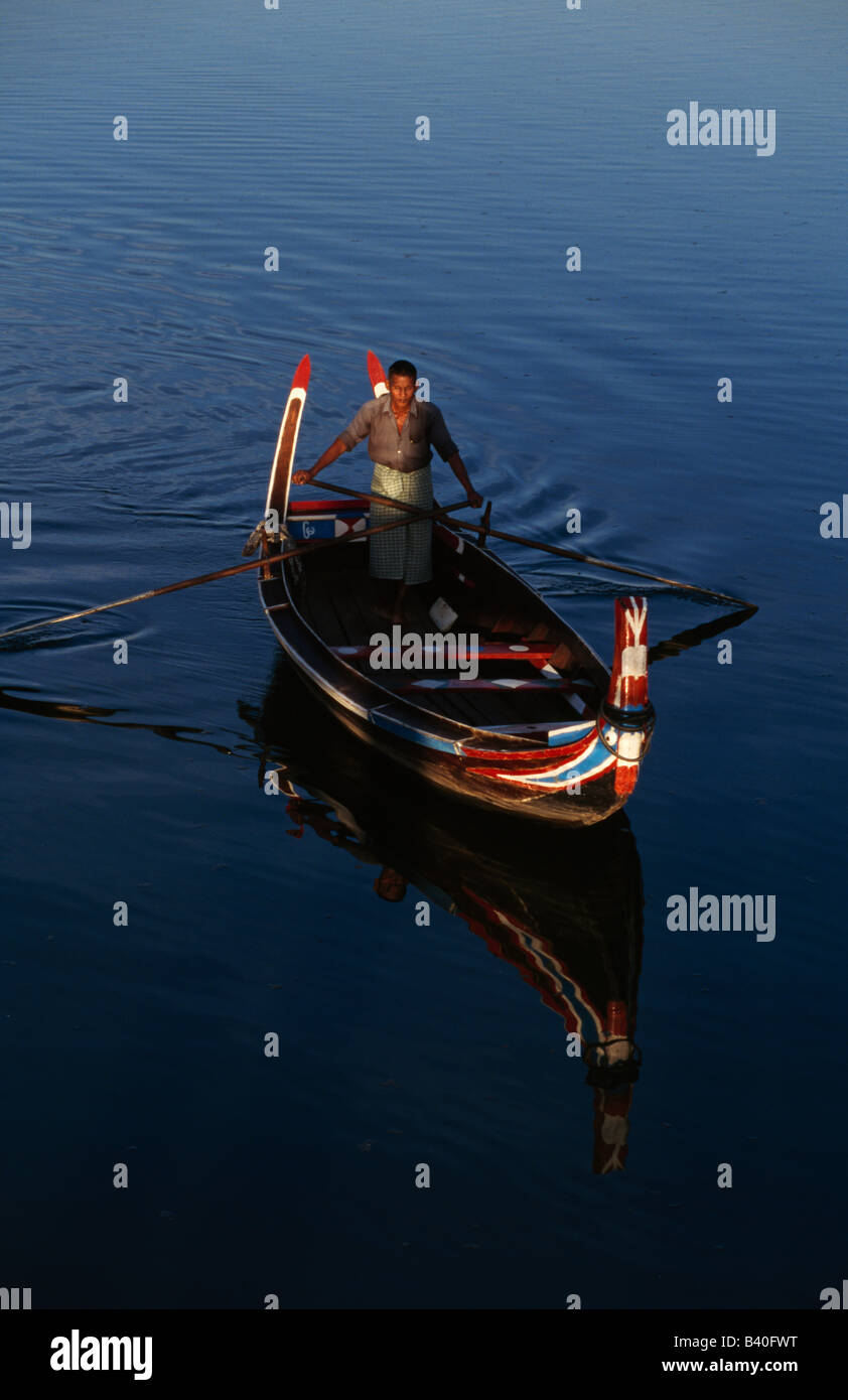 Boot durch die 1,2 km lange Teak U Bein Brücke in Amarapura in der Nähe von Mandalay in Myanmar Stockfoto