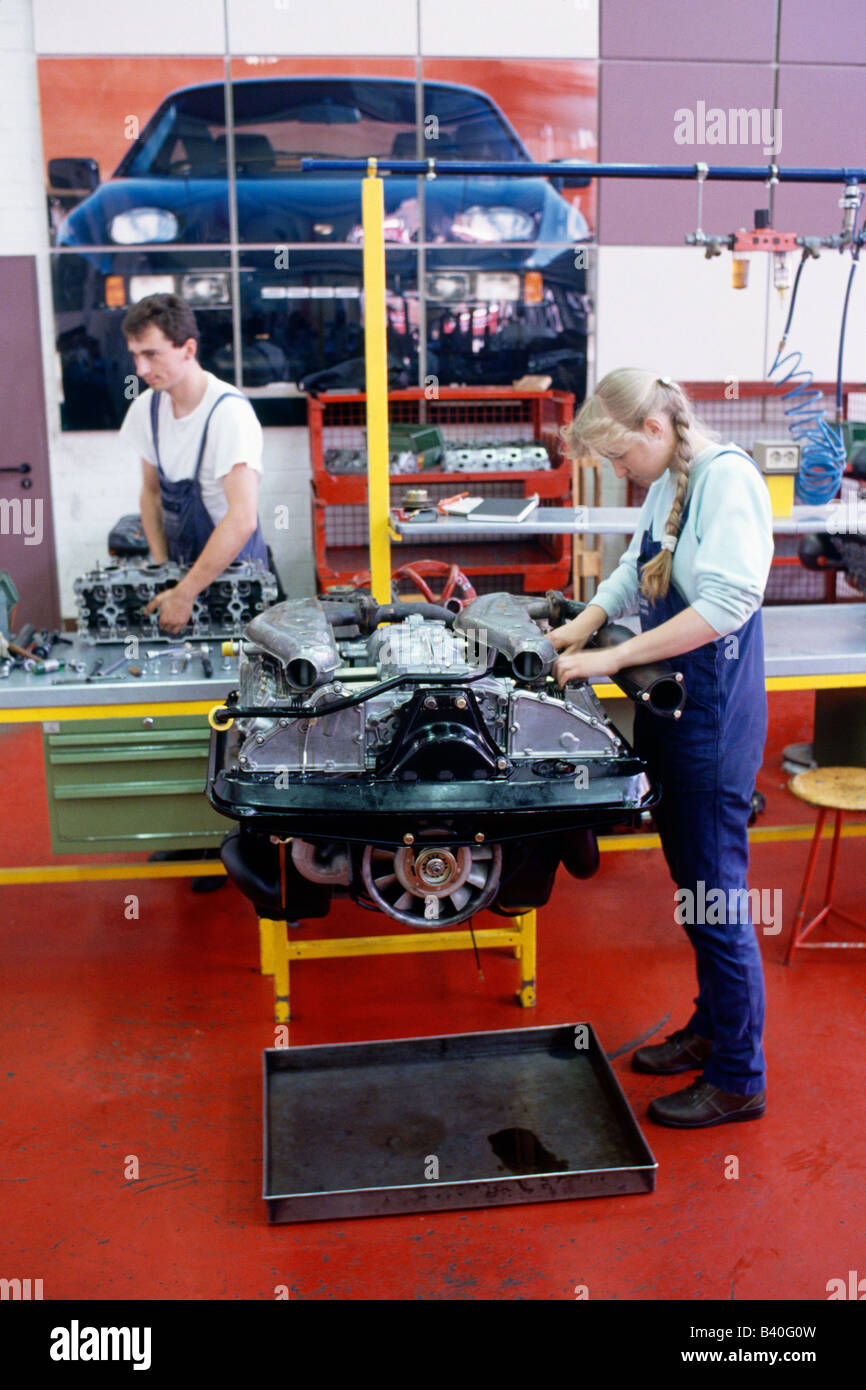 Lehrlinge bei Porsche in Stuttgart, Deutschland, arbeiten am Auto Motor (Carrera) Stockfoto
