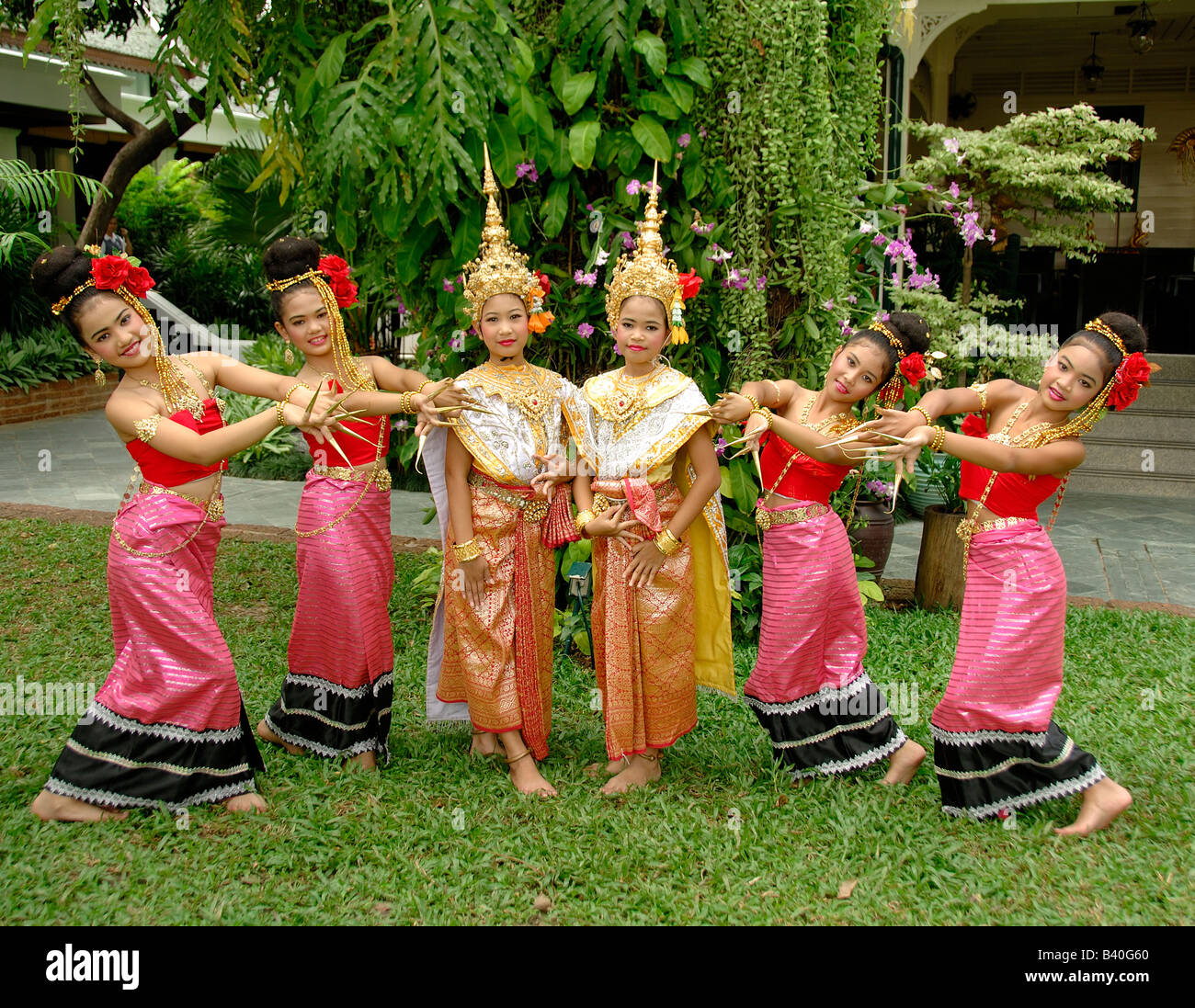 Thai traditionelle Tänzer junge Tänzerinnen und Tänzer aus Bangkok Thailand Mädchen im Alter von 9, 10, 11, 12 und 13 Jahre alt Reisen Kultur Asien Stockfoto