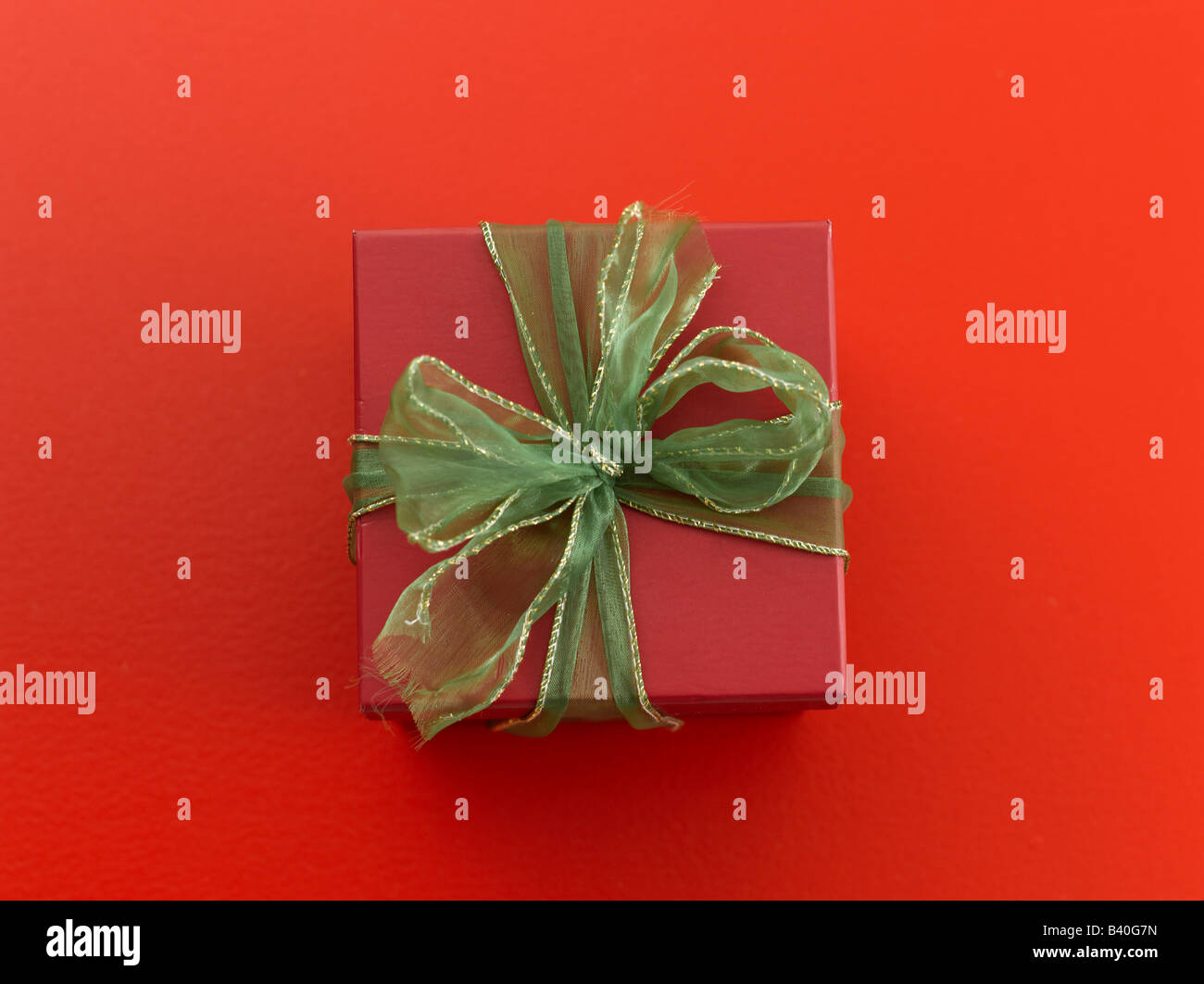 Weihnachtsgeschenk auf rotem Grund Stockfoto