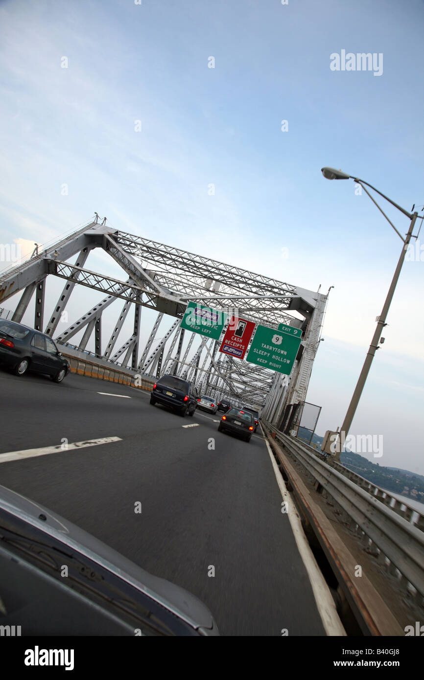 Ostwärts Verkehr auf die Tappan Zee Bridge über den Hudson River zwischen Nyack, New York und Tarrytown, NY, USA Stockfoto