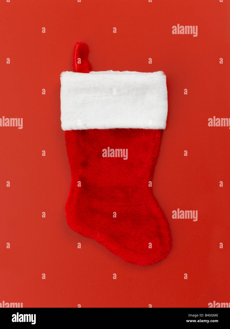 Weihnachts-Strumpf auf rotem Grund Stockfoto