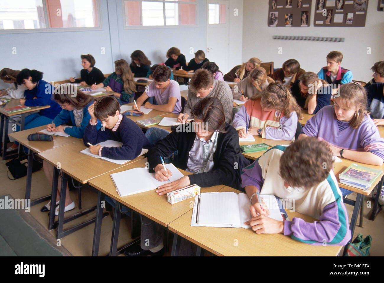 Jungs im Teenageralter & Mädchen in einer französischen Privatschule, Eu, Normandie Region, Frankreich Stockfoto