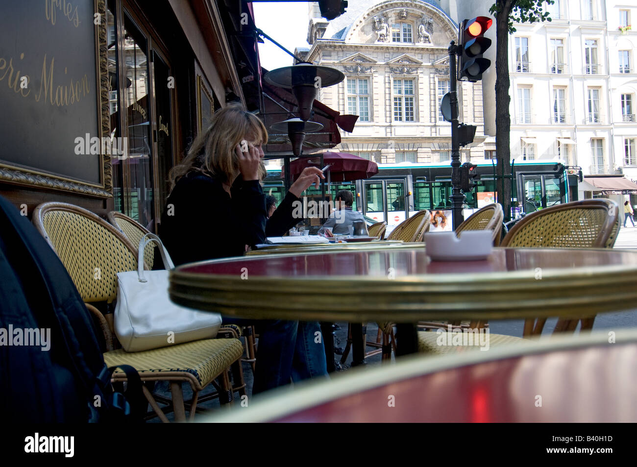 Ein Kaffeetisch auf der Straße in Paris Stockfoto