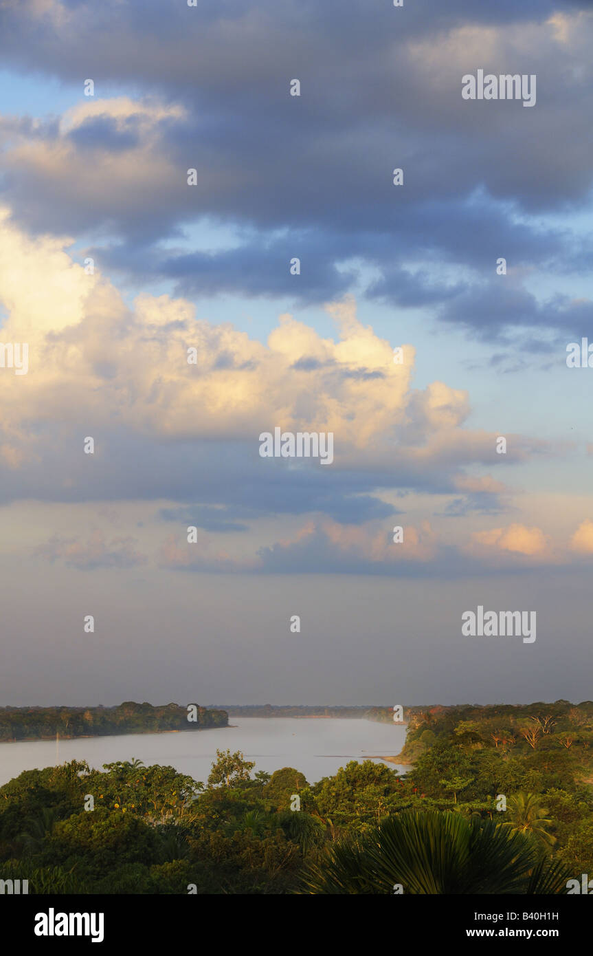 Abend Wolken über einen Knick in den Rio Madre de Dios, einem Dschungelfluss im peruanischen Amazonasgebiet. Stockfoto