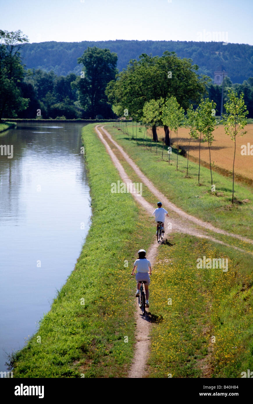 Frau und junge Radfahren entlang der Canal du Nivernais, Region Burgund, Frankreich Stockfoto