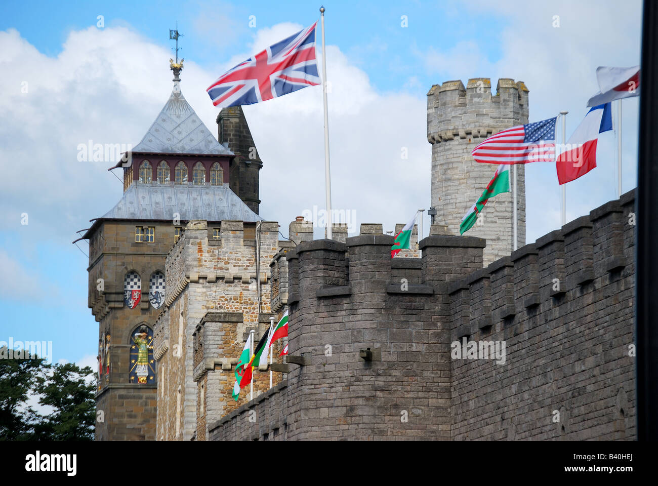 Burgmauern und Uhrturm, Schloss von Cardiff, Cardiff, Wales, Vereinigtes Königreich Stockfoto