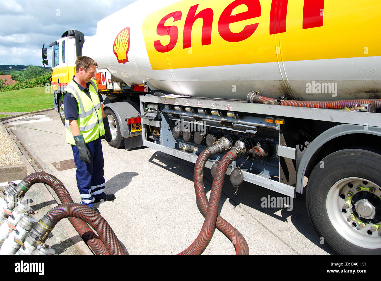 Shell Tanker füllen von Tanks mit Tankstelle, Cardiff, Wales, Vereinigtes Königreich Stockfoto