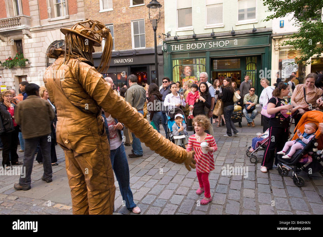 Straßenkünstler unterhalten die Passanten und Touristen London Vereinigtes Königreich Stockfoto