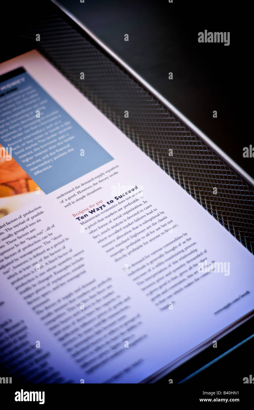 Finanz-Newsletter in ein Metall mesh-Fach zehn Wege zum Erfolg Stockfoto