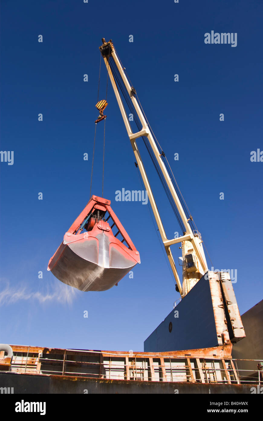 Dischrging Dünger mit Schiffsdeck mit Kränen und packt. Stockfoto