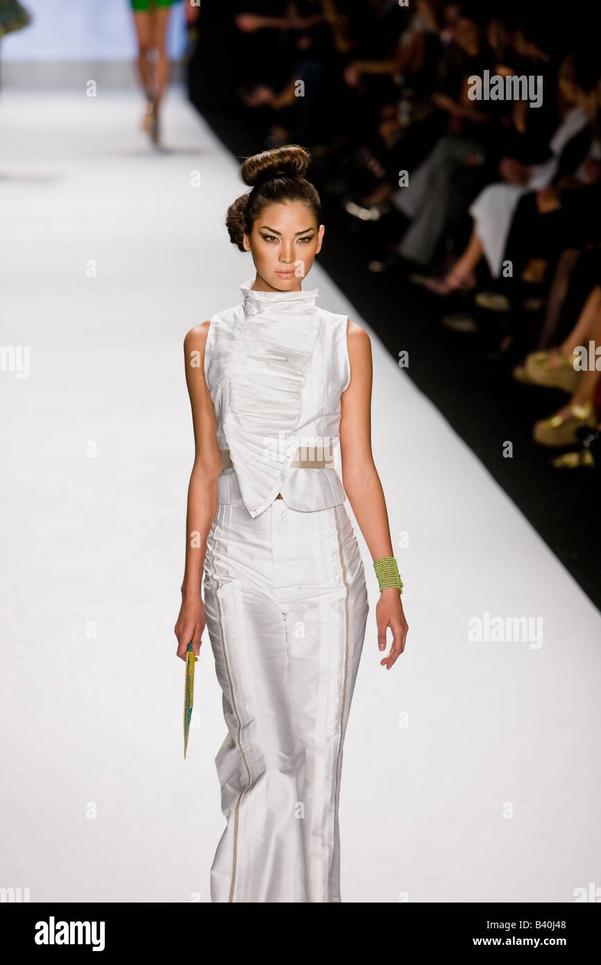 12. September 2008 — New York, USA: ein Model präsentiert eine Outfit von Project Runway Korto Momolu auf der New York Fashion Week. Stockfoto