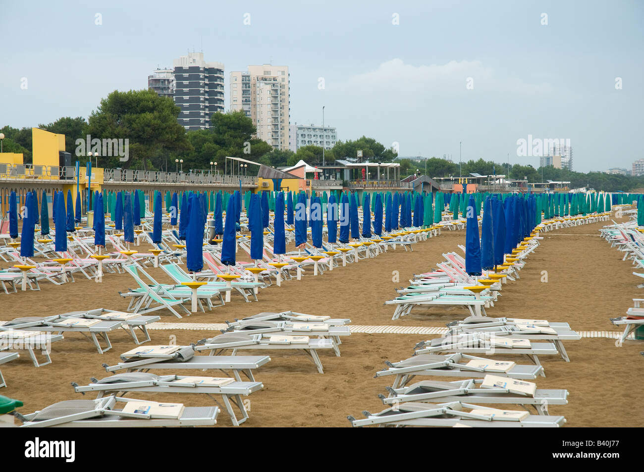 Die Liegen und Sonnenschirme am Strand von Lignano Sabbiadoro, Italien geschlossen Stockfoto