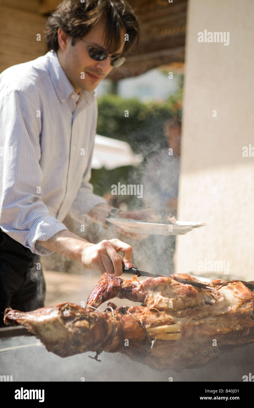 Eine traditionelle griechische Ostern Mahlzeit, Lamm am Spieß. Stockfoto