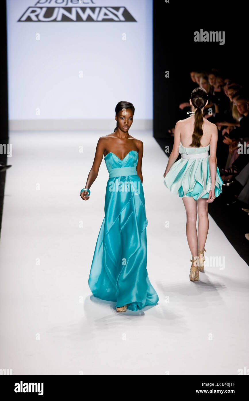 12. September 2008 — New York, USA: ein Model präsentiert eine Outfit von Project Runway Leanne Marshall auf der New York Fashion Week. Stockfoto