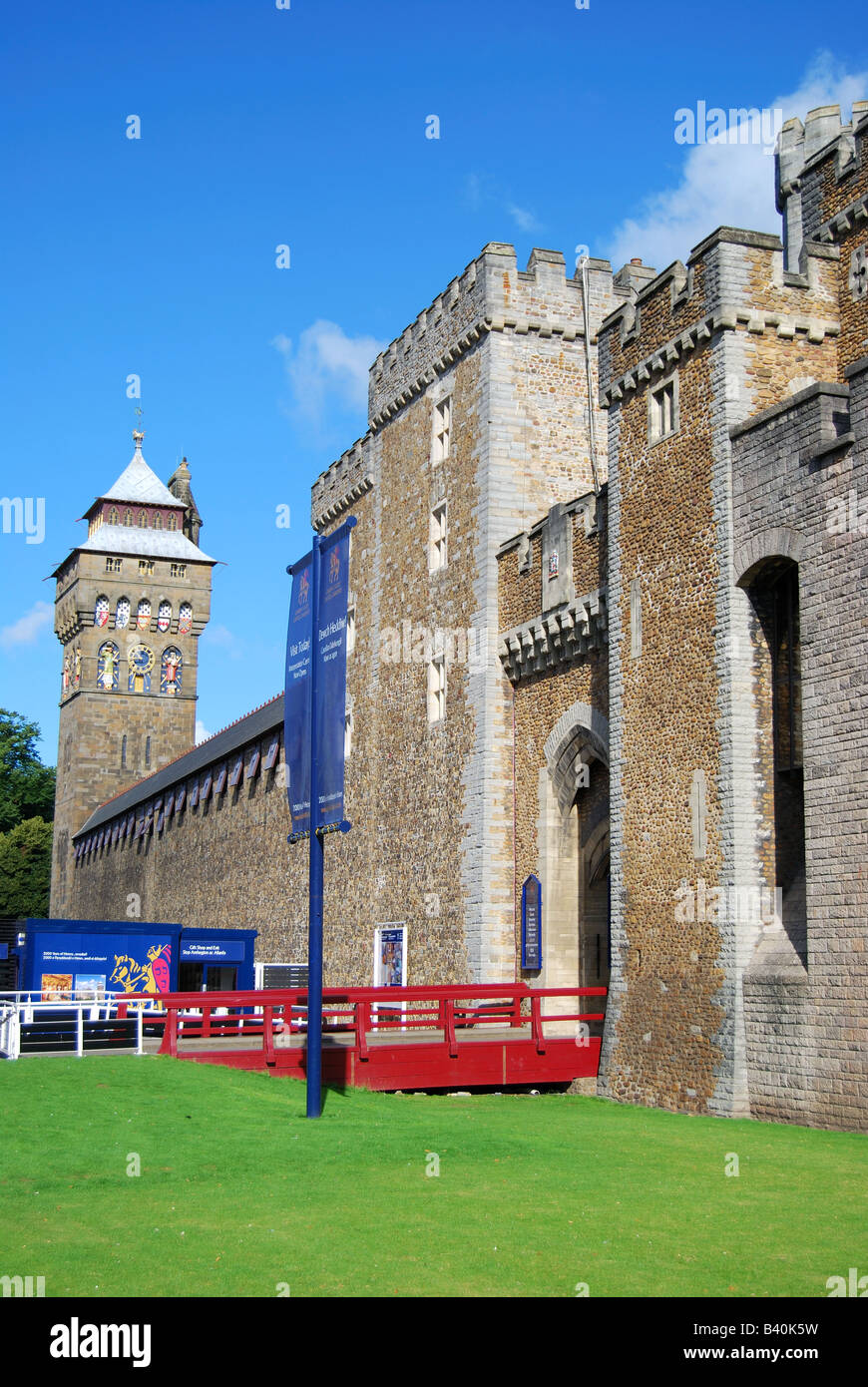 Burgmauern und Uhrturm, Schloss von Cardiff, Cardiff, Wales, Vereinigtes Königreich Stockfoto