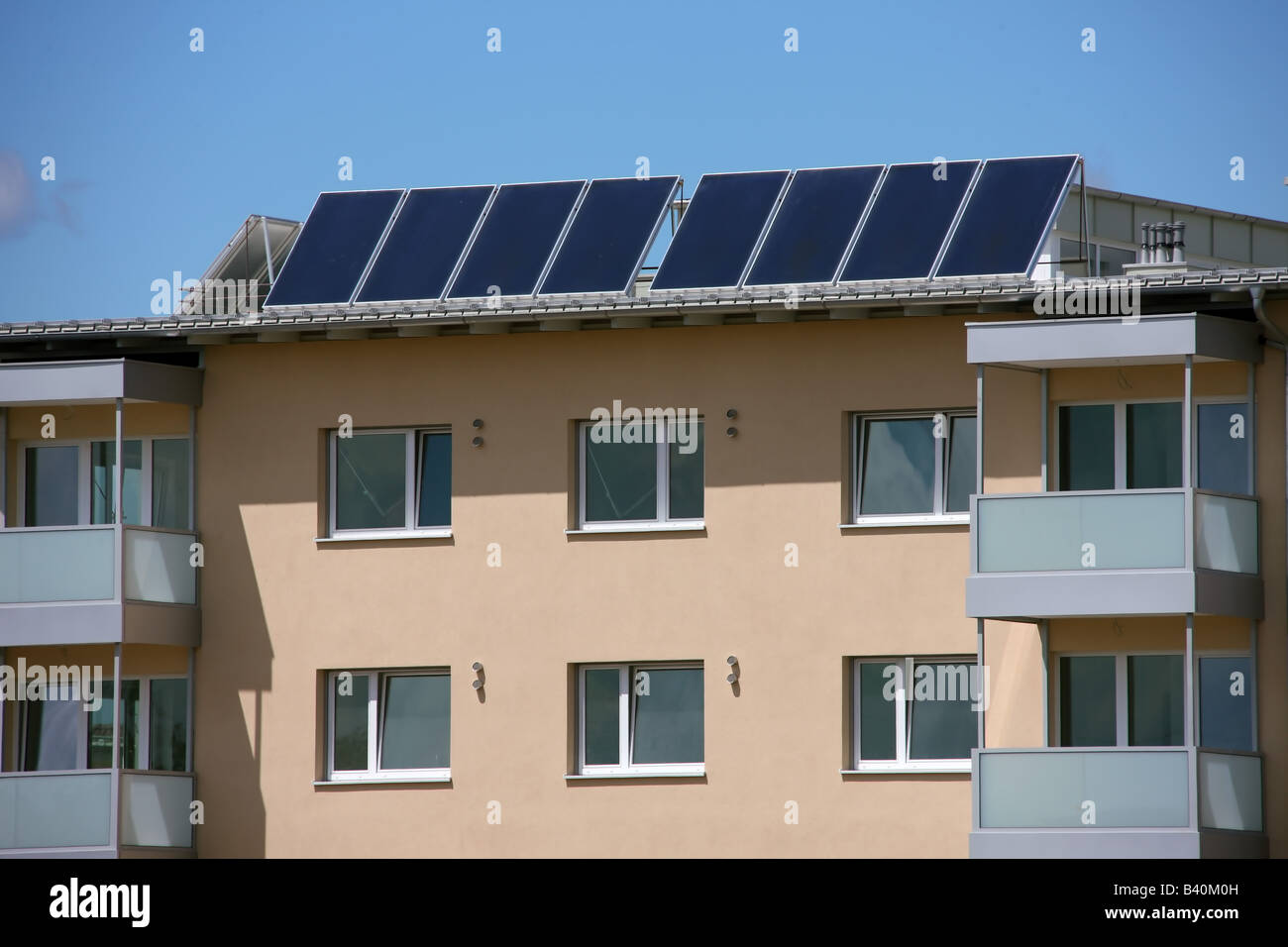 Mehrparteien Haus mit Solarkollektoren Stockfoto