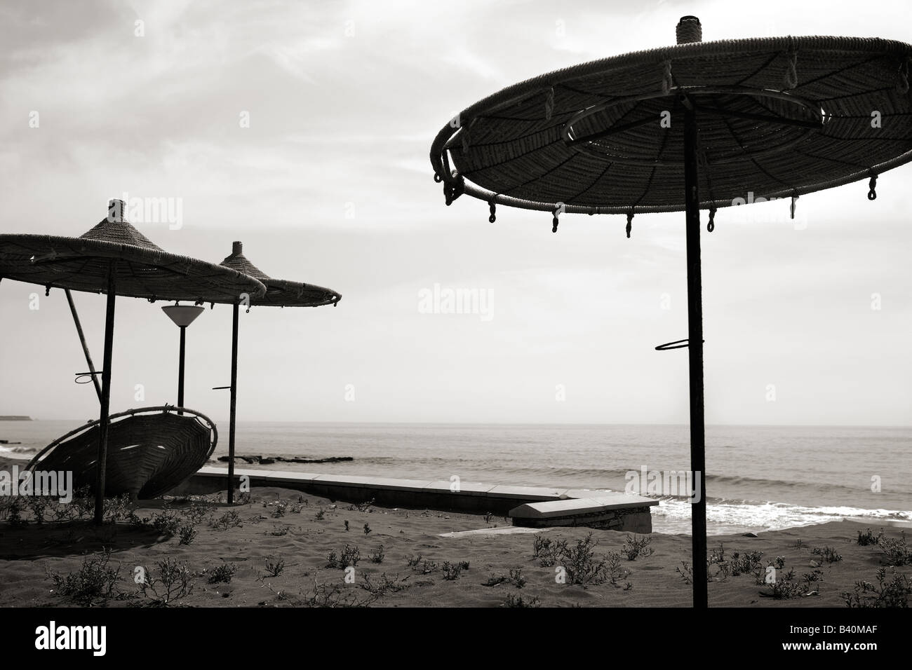 Sonnenschirme für den Strand entlang der Strandpromenade von Limassol in raucherregelung. Stockfoto