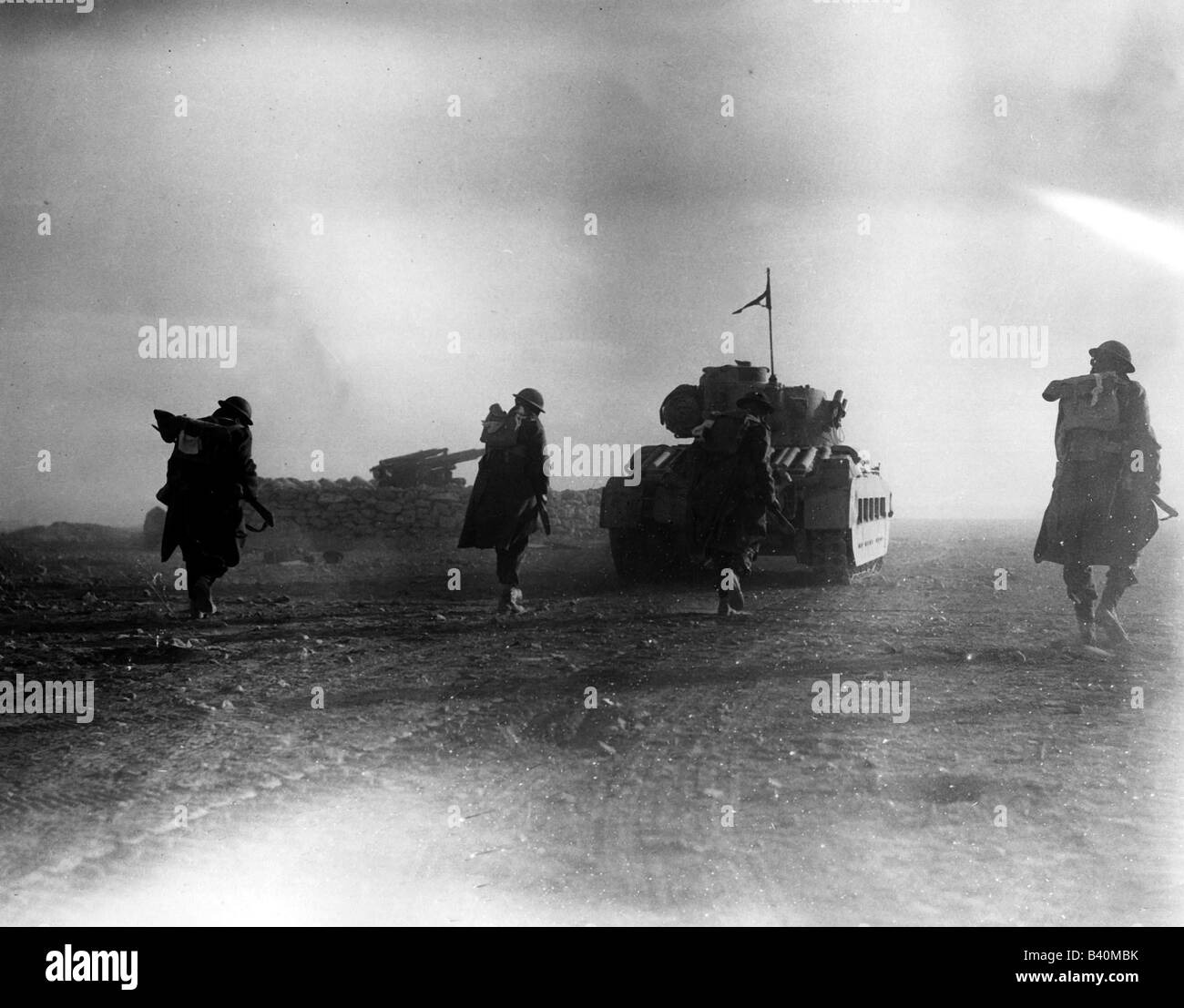 Ereignisse, Zweiter Weltkrieg/Zweiter Weltkrieg, Nordafrika, Libyen, Soldaten der 9. Australischen Division, die Bardia angreifen, 6.1.1941, die hinter einem britischen Infanterietank "Matilda II" vordringende Infanterie, Stockfoto