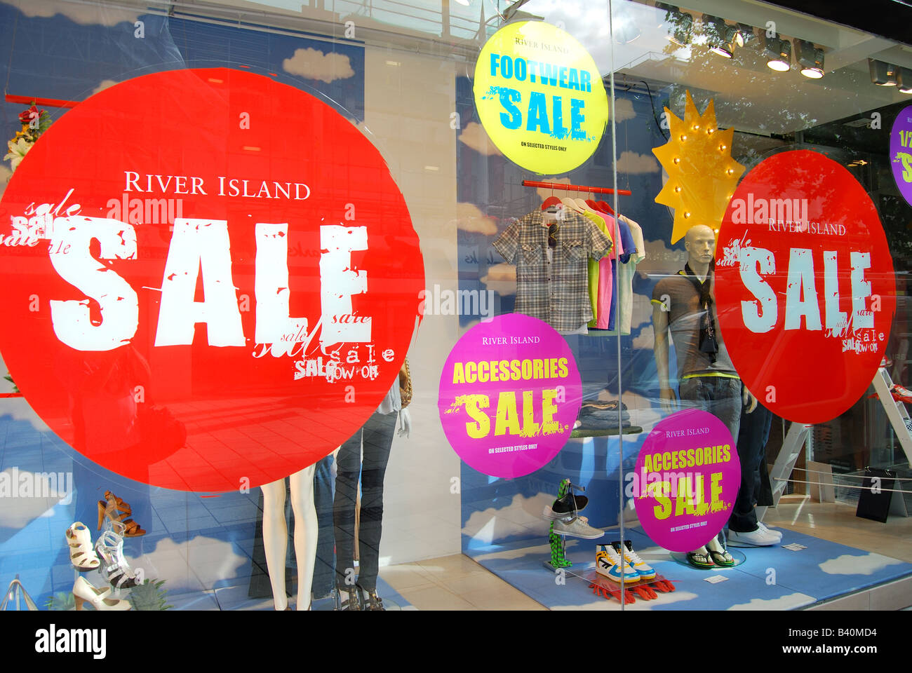 River Island Clothing Company Verkauf Fenster, Queen Street, Cardiff, Wales, Vereinigtes Königreich Stockfoto