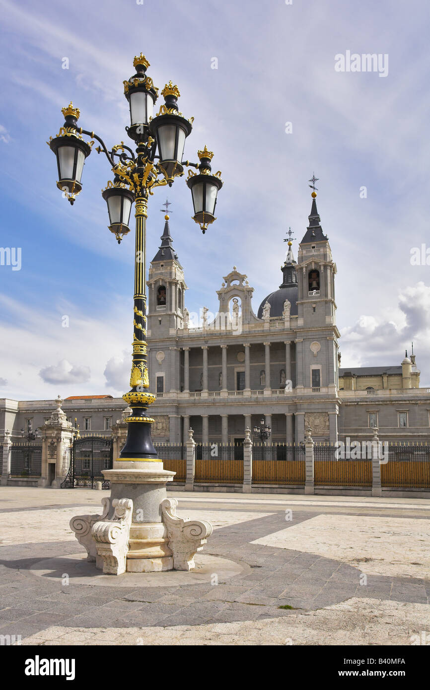 Bezaubernde Laterne im Stil des Barock auf dem Gelände ein königlicher Palast in Madrid Stockfoto