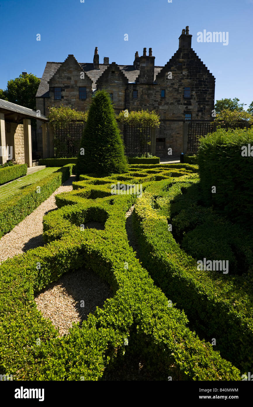 Provands Herrschaft das älteste Haus in Glasgow Schottland zeigt die Formschnitt Garten an der Rückseite des Gebäudes Stockfoto