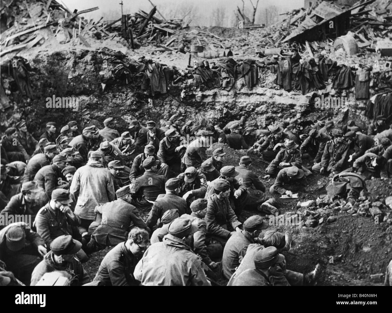 Ereignisse, Zweiter Weltkrieg/zweiter Weltkrieg, Kriegsgefangene, deutsche Soldaten, von den Briten gefangen genommen, die Ende März 1945 in einem Bombenkrater, Gebiet Wesel, Rheinland, Deutschland, ruhen, Stockfoto