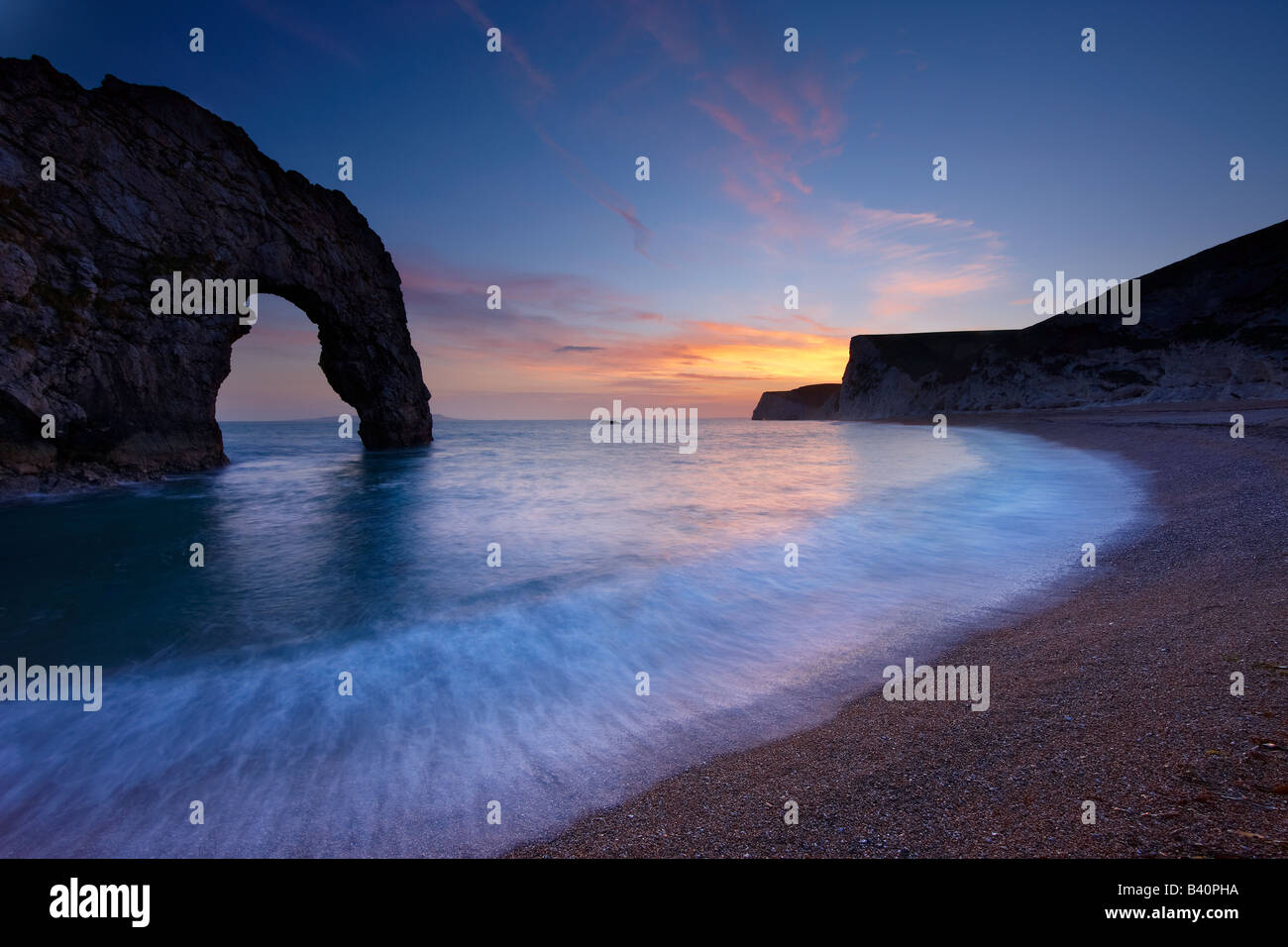 Durdle Door in der Abenddämmerung, Jurassic Coast (UNESCO-Weltkulturerbe), Dorset, England, UK Stockfoto