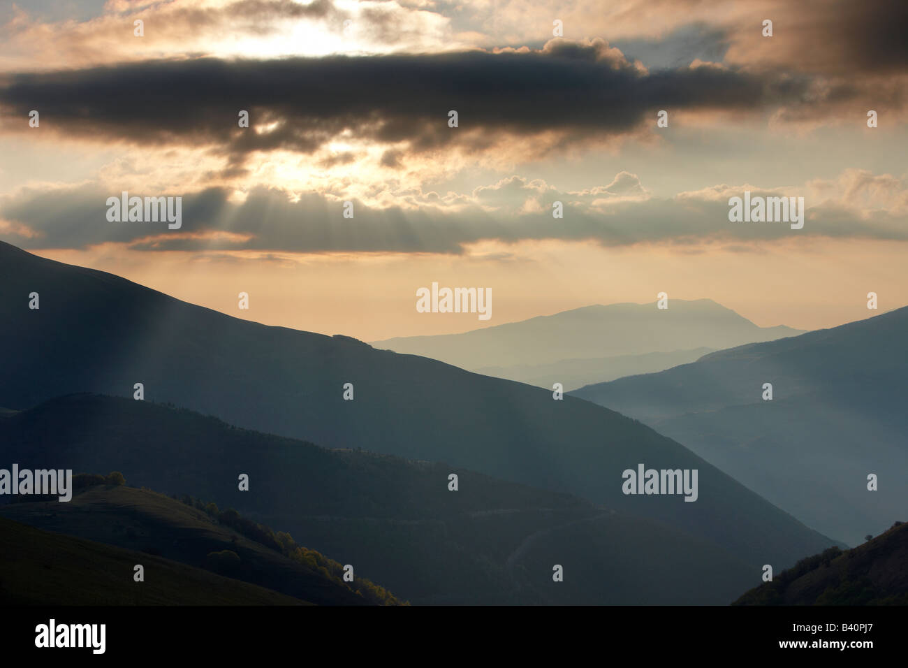 die Berge der Monti Sibillini Nationalpark im Morgengrauen aus dem Forca della Canapine, Umbrien, Italien Stockfoto