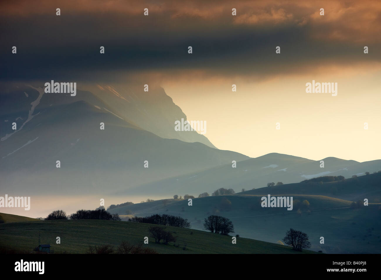 die Berge der Monti Sibillini Nationalpark im Morgengrauen aus dem Forca della Canapine, Umbrien, Italien Stockfoto