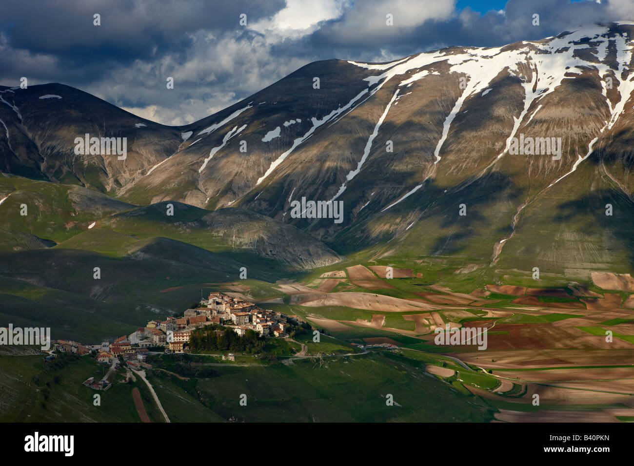 Das Dorf Castelluccio oberhalb des Piano Grande mit den Bergen Monti Sibillini Nationalpark, Umbrien, Italien Stockfoto