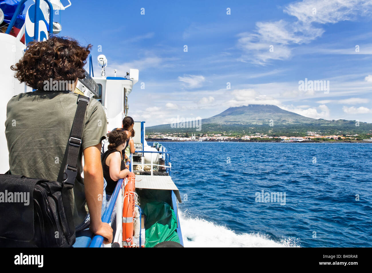 Fähre über den Kanal zwischen Faial und Pico im Hintergrund in Azoren Portugal Stockfoto