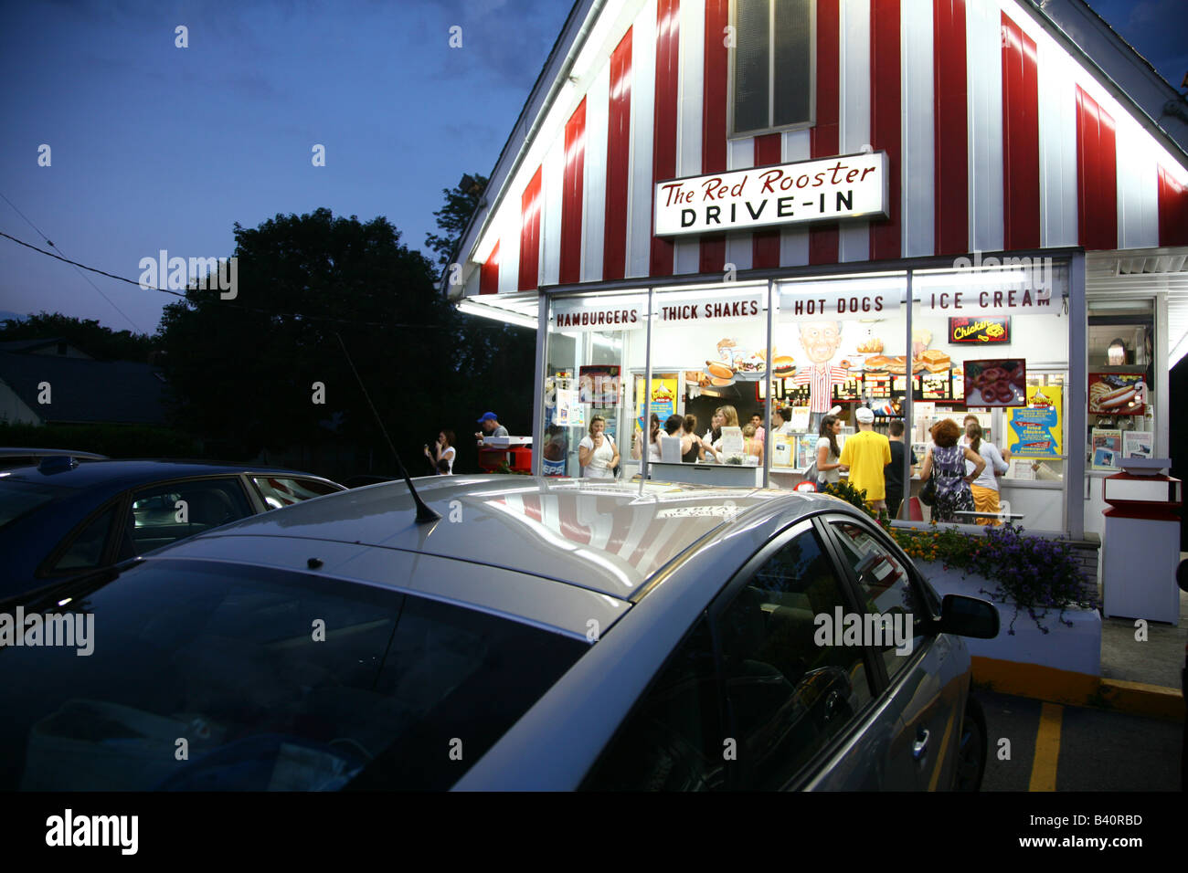 Red Rooster Drive-In in der Abenddämmerung, Brewster, NY, USA Stockfoto