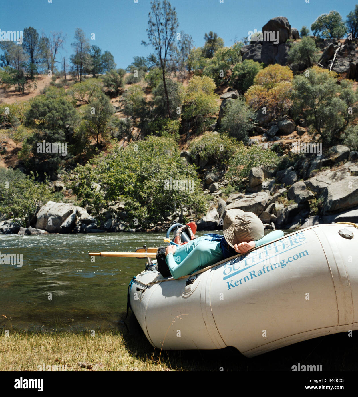 Entspannen entlang des Flusses während einem Tag voller Wildwasser-rafting-Klasse III und IV Stromschnellen auf dem Kern River, Kalifornien. Stockfoto