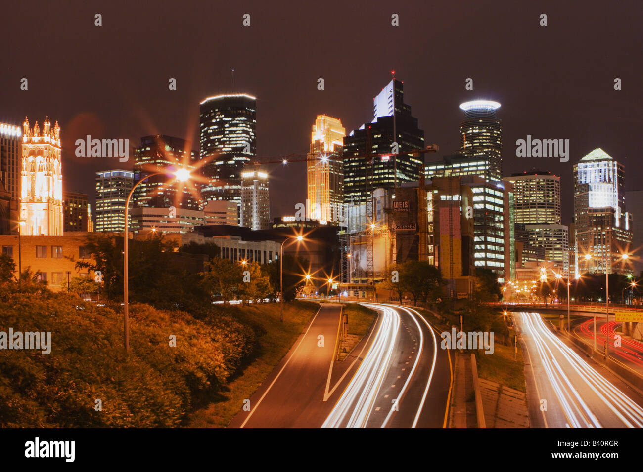 Skyline von Minneapolis und Verkehr in der Nacht.  Langzeitbelichtung. Stockfoto