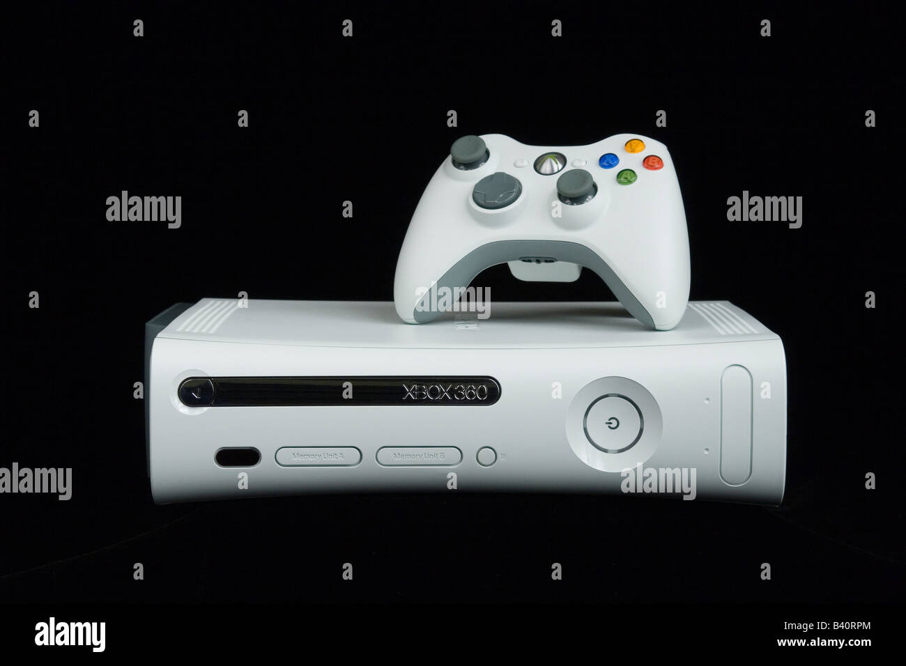 XBOX 360 Video Game Controller von Microsoft auf einem schwarzen Hintergrund. Stockfoto